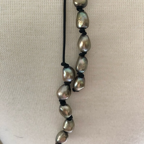 Baroque Grey pearls on leather - Picture 4 of 5